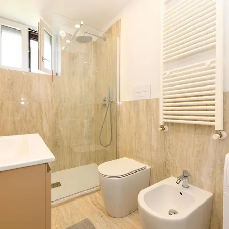 Casa Beppe 3 Bedrooms & Free Park Near Center-lake شقة